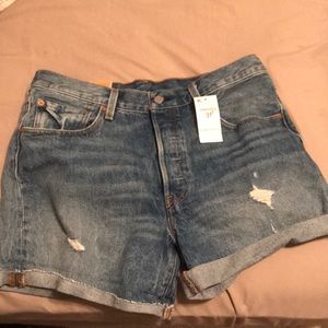 !!NWT!! Levi’s 501 Long Denim Shorts